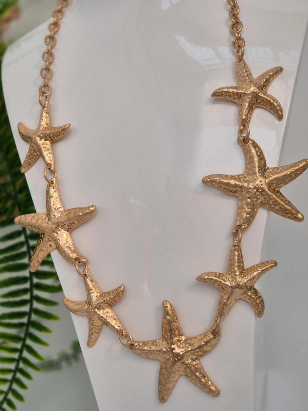 Starfish Necklace Graduating in Size - Gold Tone