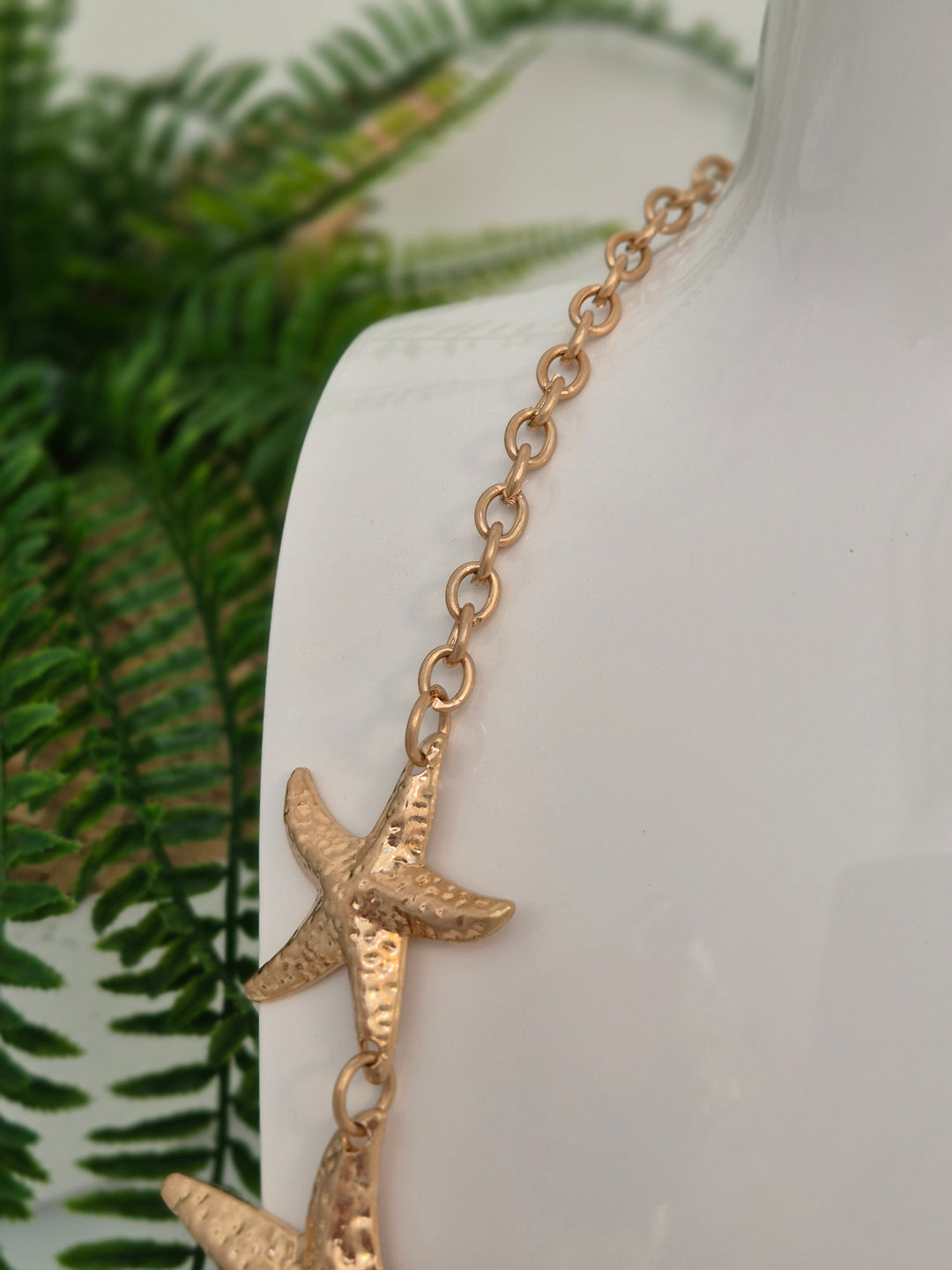 Starfish Necklace Graduating in Size - Gold Tone