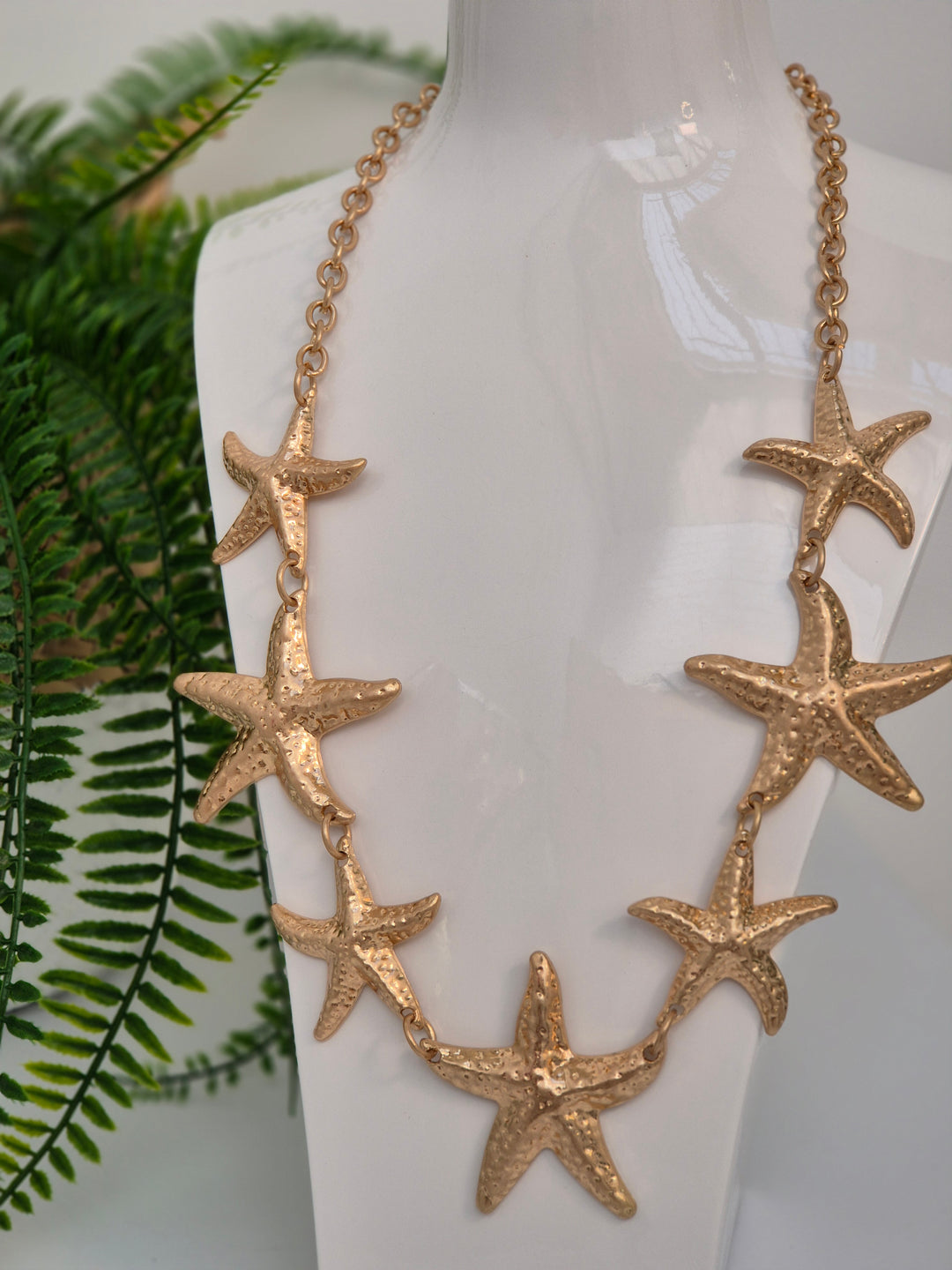 Starfish Necklace Graduating in Size - Gold Tone