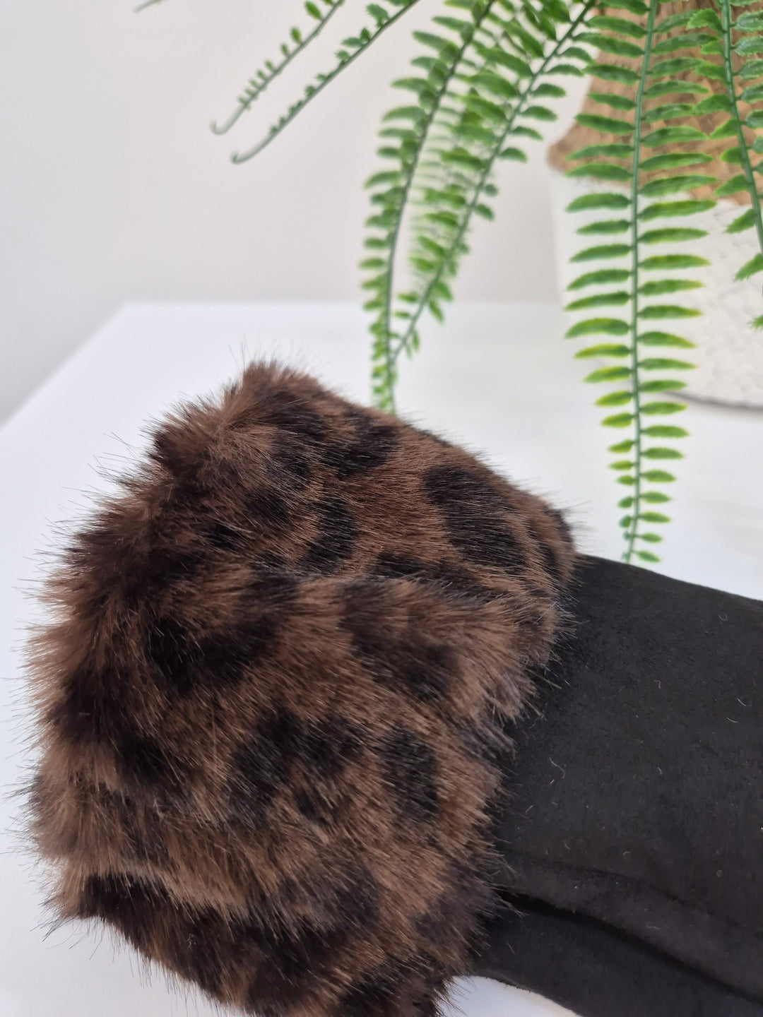 Oslo Gloves with Faux Fur - Black Leopard