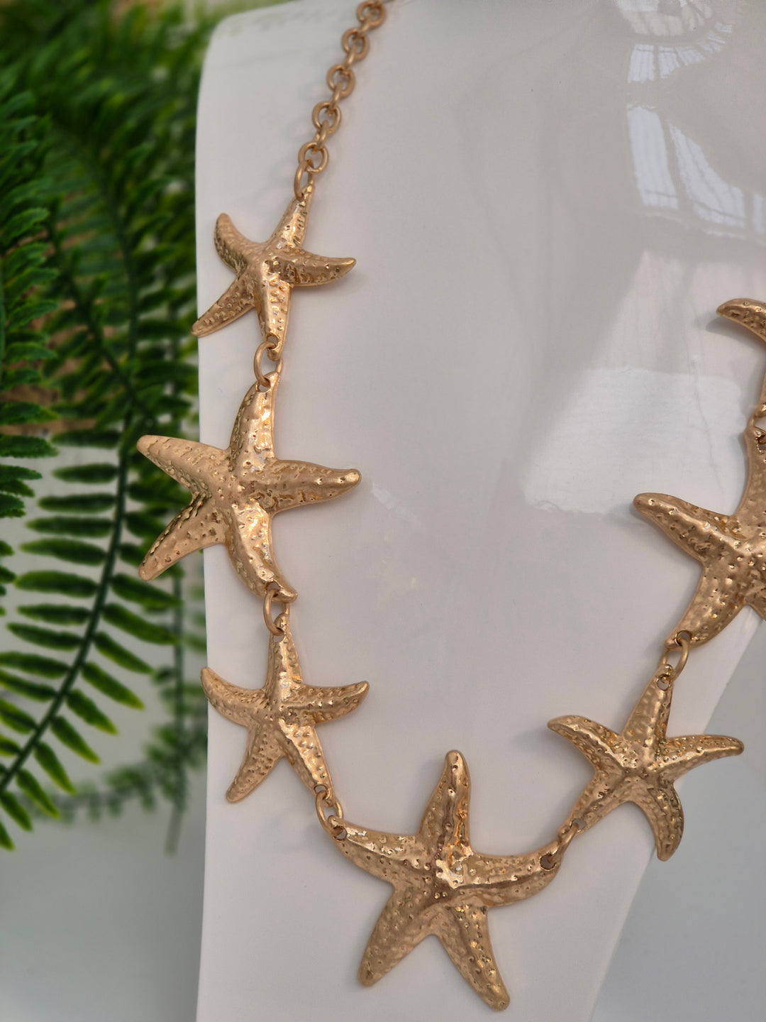 Starfish Necklace Graduating in Size - Gold Tone
