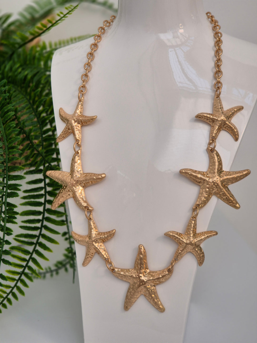 Starfish Necklace Graduating in Size - Gold Tone