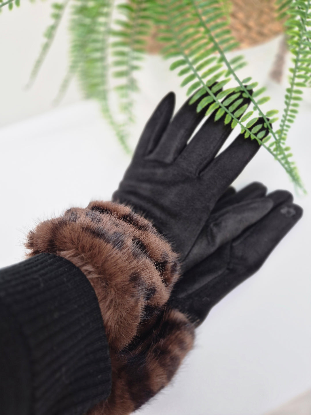 Oslo Gloves with Faux Fur - Black Leopard