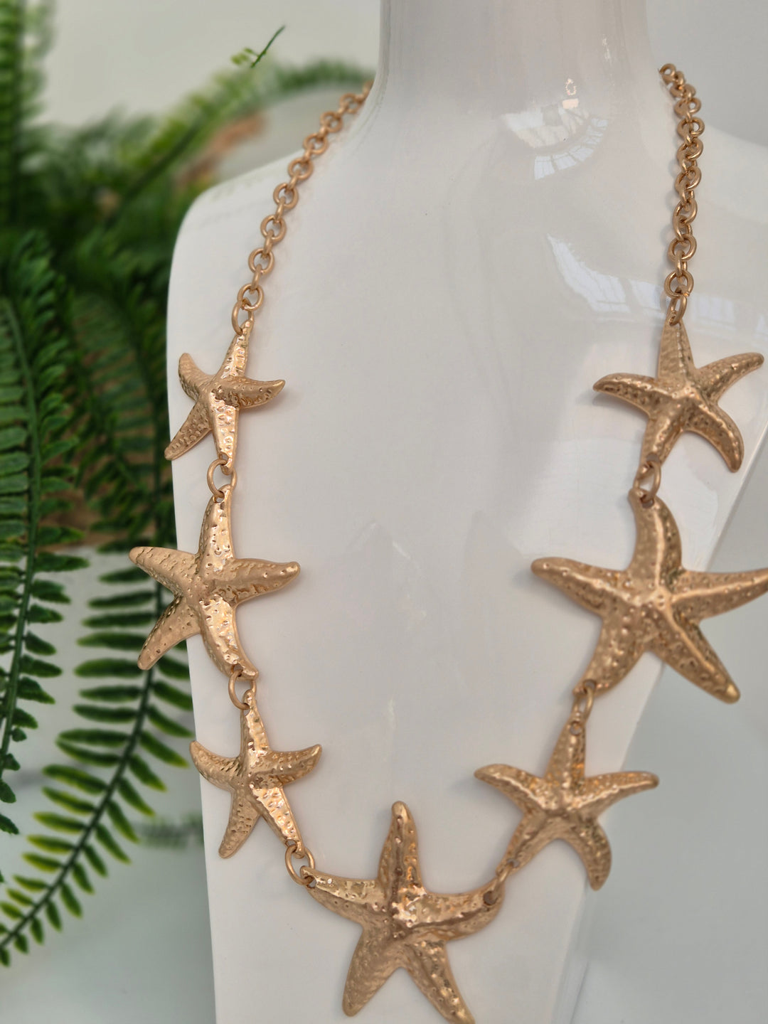 Starfish Necklace Graduating in Size - Gold Tone