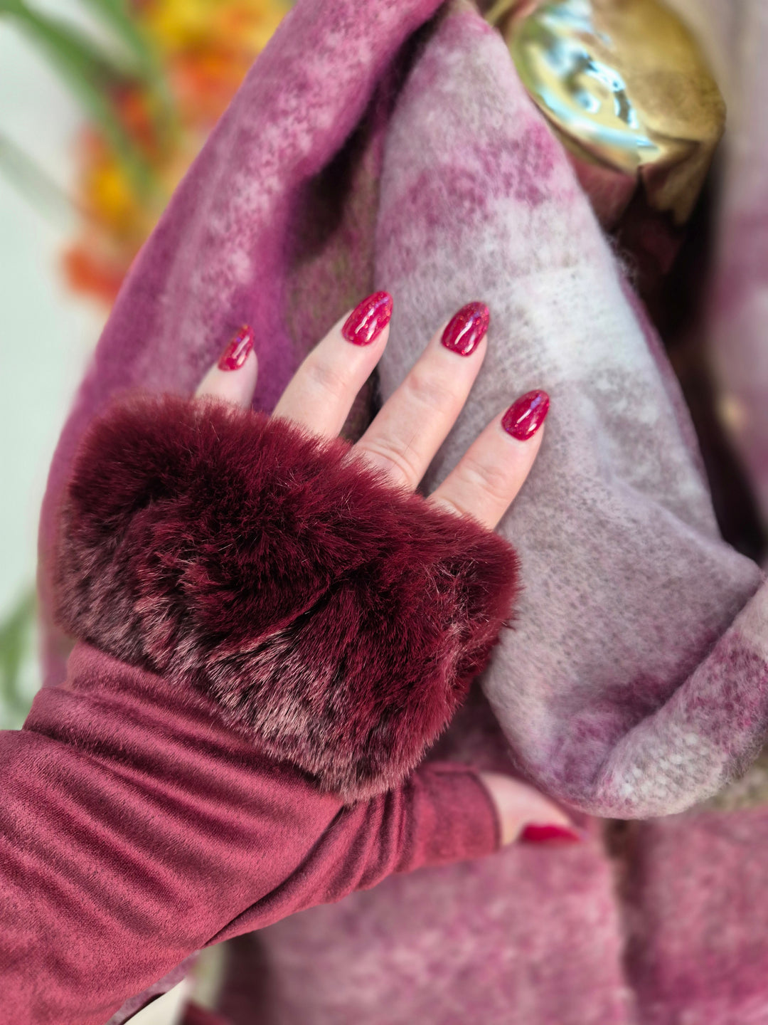 Oslo Faux Fur Fingerless Gloves Wine – Queen Of Fashion