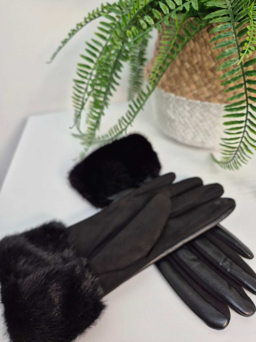 Oslo Gloves with Faux Leather & Faux Fur - Black