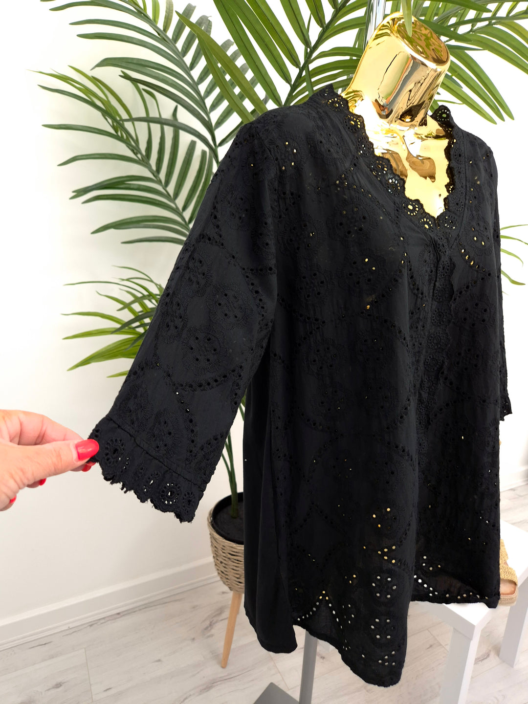 Billie Broderie Anglaise Blouse - (choose your Colour) (Curvy)