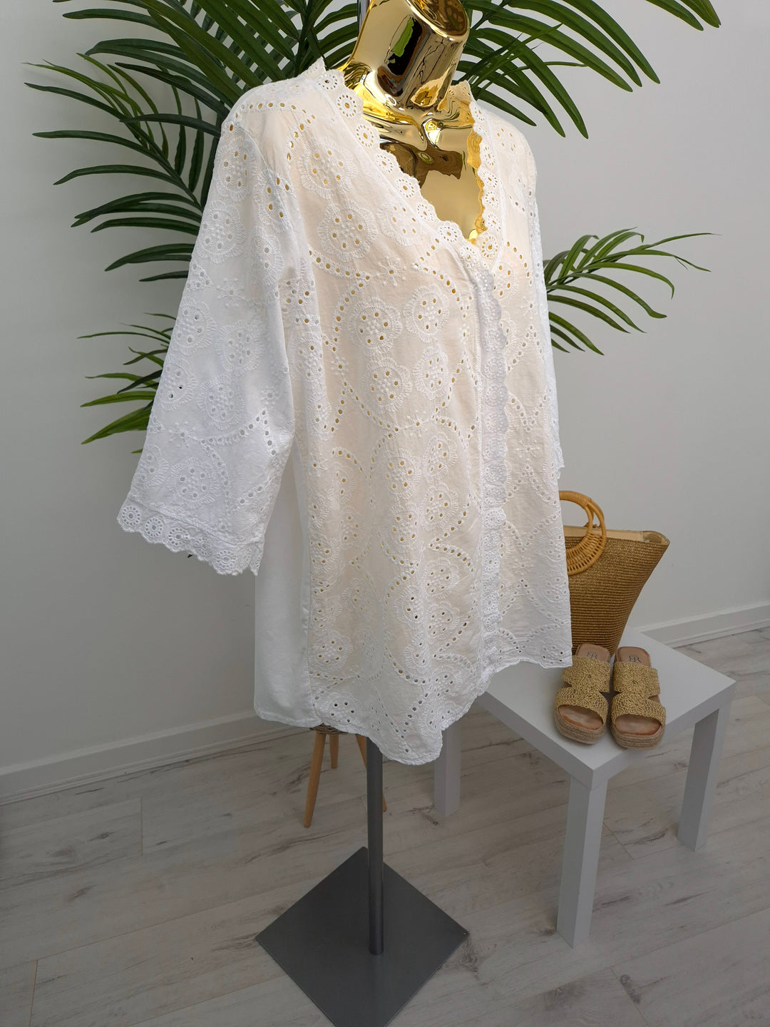Billie Broderie Anglaise Blouse - (choose your Colour) (Curvy)