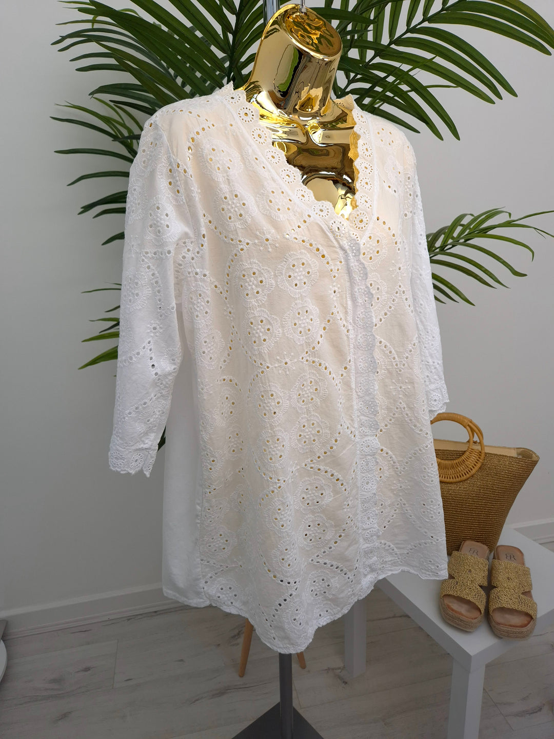 Billie Broderie Anglaise Blouse - (choose your Colour) (Curvy)