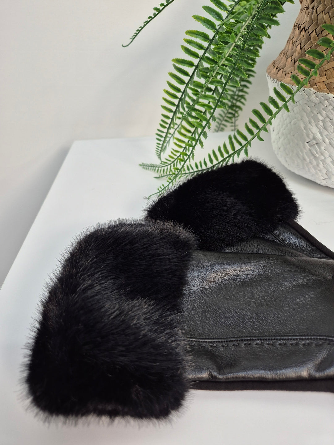 Oslo Gloves with Faux Leather & Faux Fur - Black