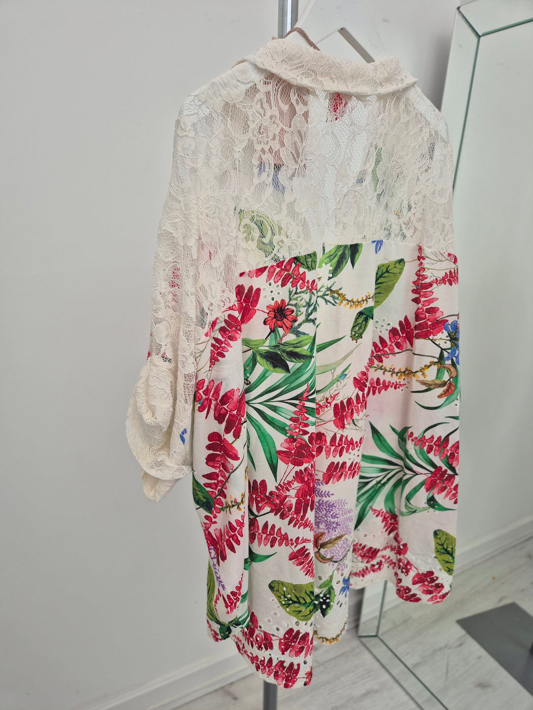 Zeta Otto Floral Lace Blouse (One Size/Curvy - fits from Size 16 up to Size 20) - (choose your Colour)