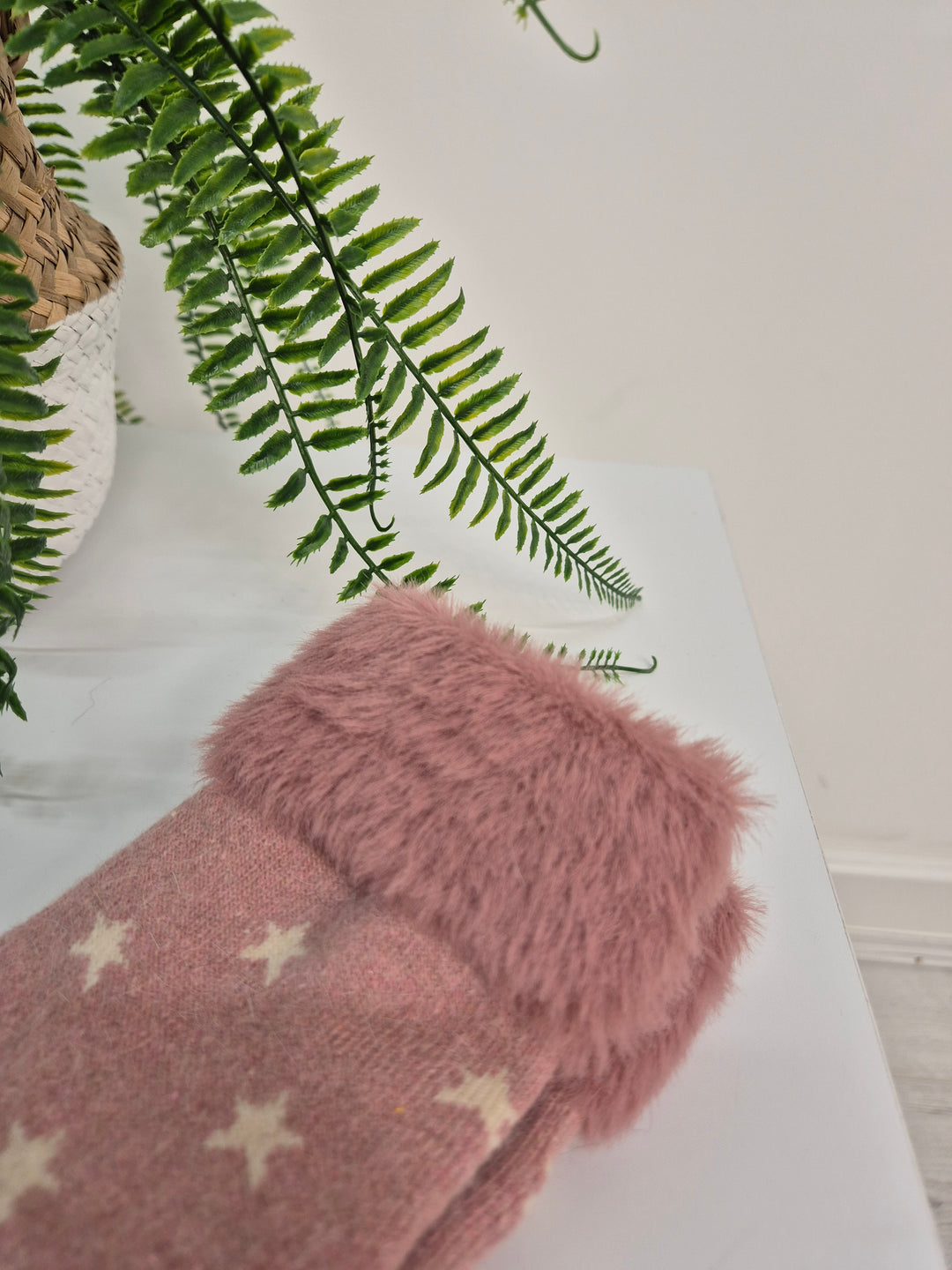 Oslo Cosy Fluffy Fur Fur Soft Socks - (Pink Stars)