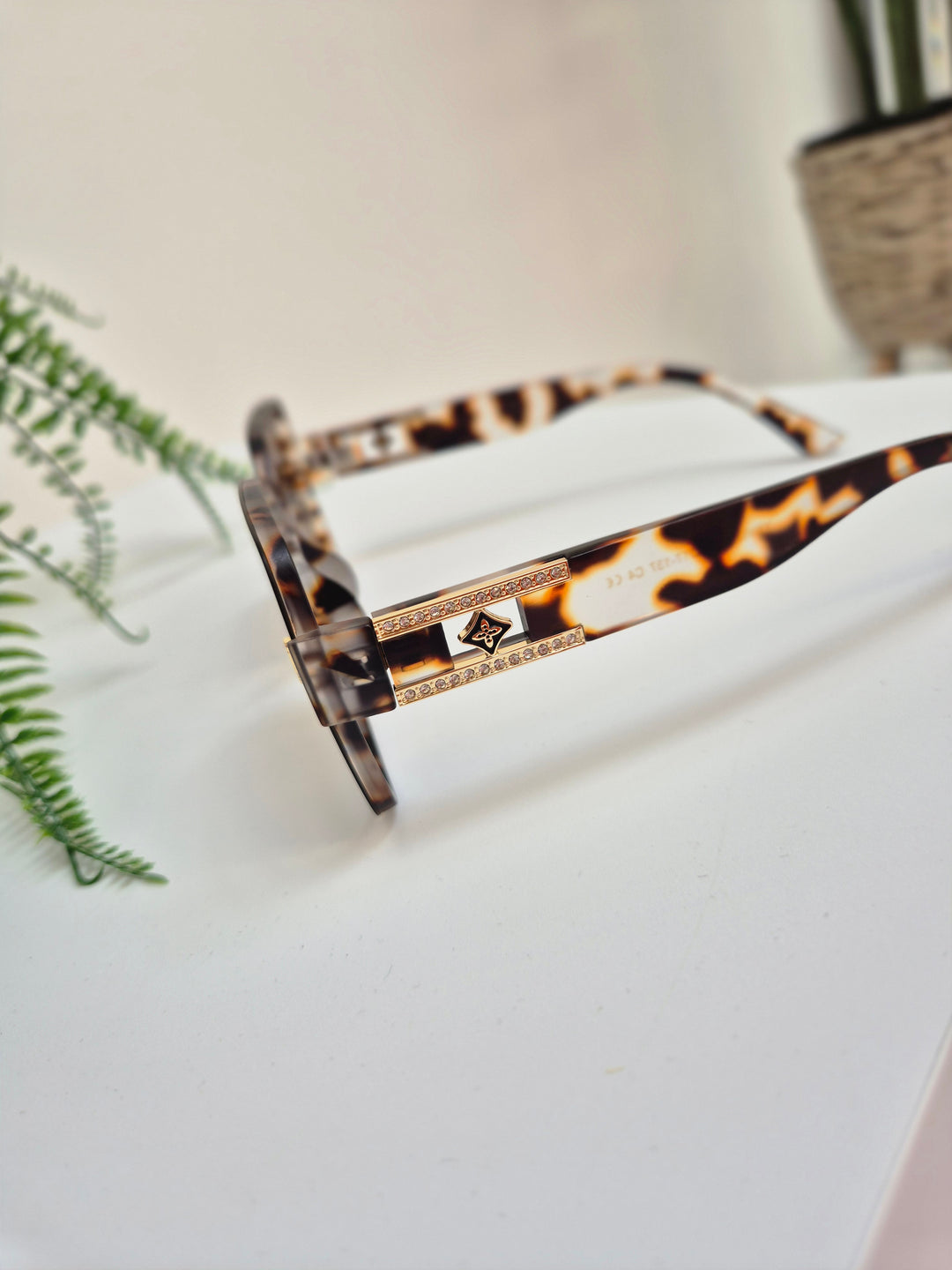 Sunglasses - Tortoise Shell Style with Crystals