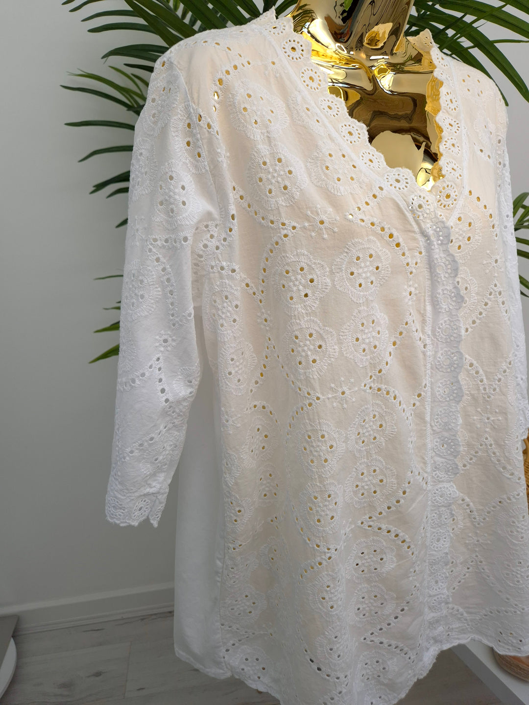 Billie Broderie Anglaise Blouse - (choose your Colour) (Curvy)