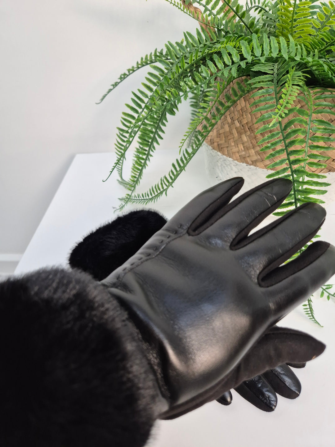 Oslo Gloves with Faux Leather & Faux Fur - Black